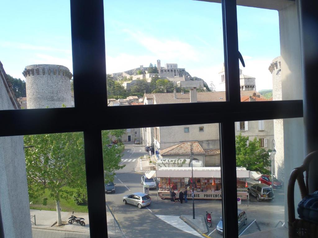 Grand Hotel Du Cours Sisteron Oda fotoğraf